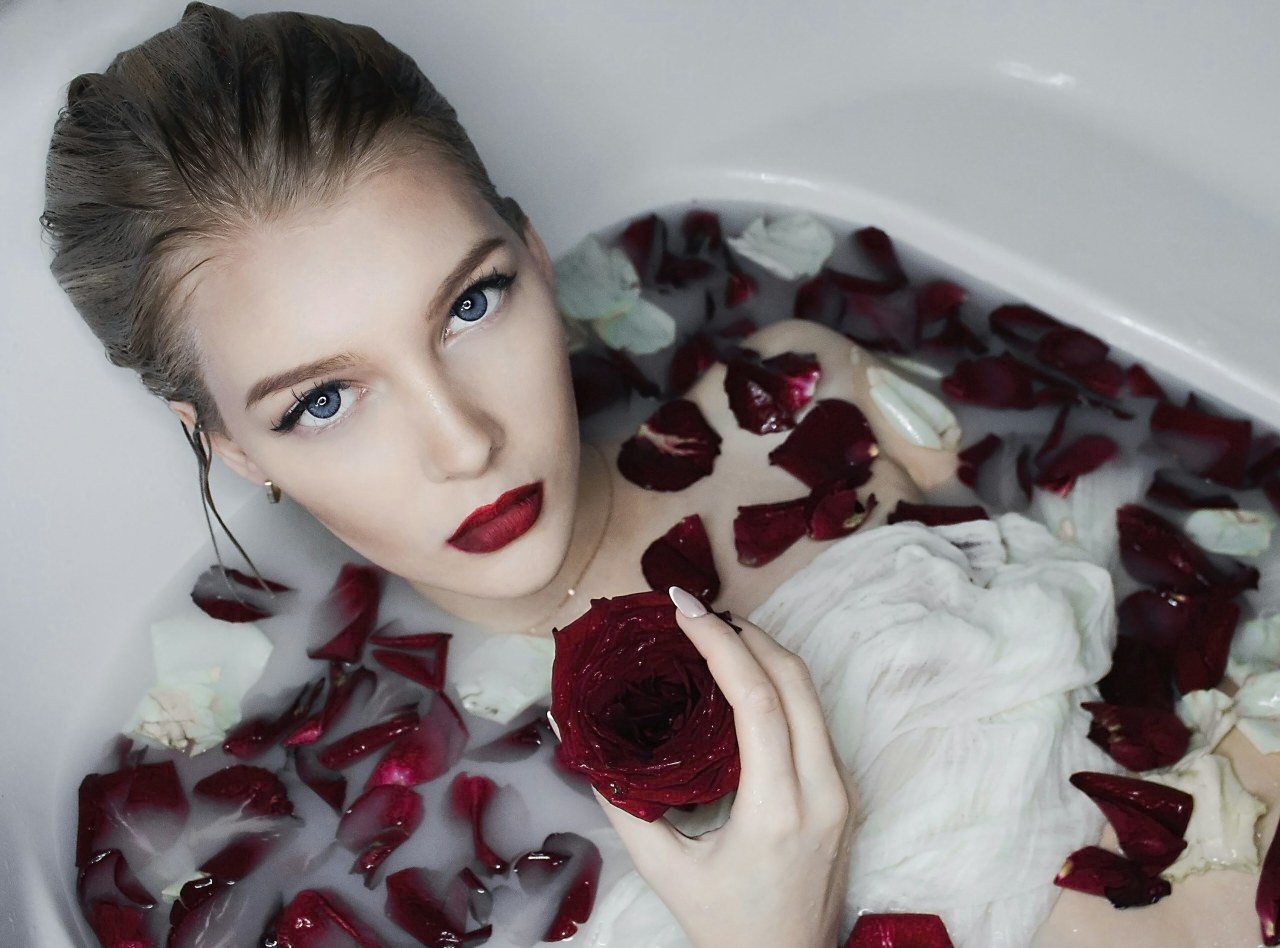 Чем отличается крем для век от обычного крема для лица: разъяснения и рекомендации