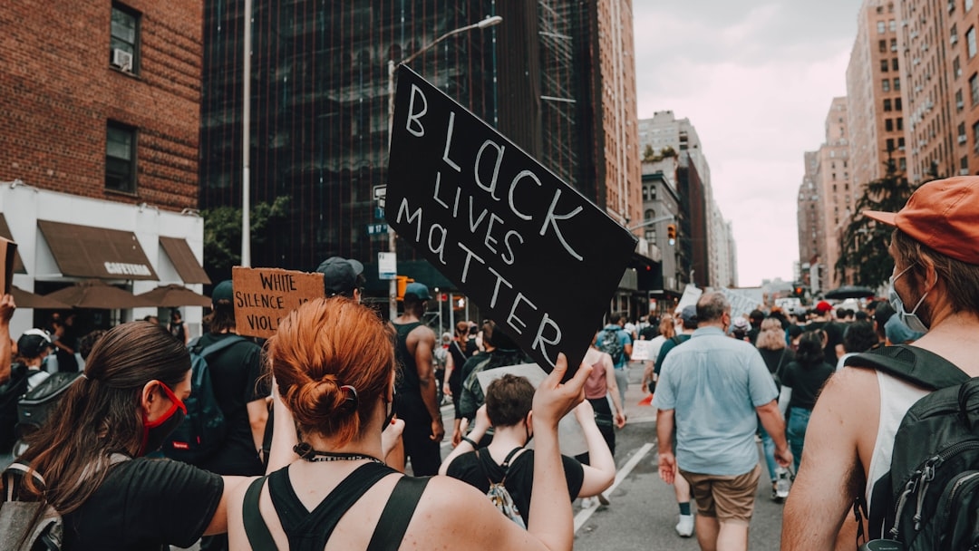 Почему появляются черные точки и как быстро от них избавиться – ответы на популярные вопросы