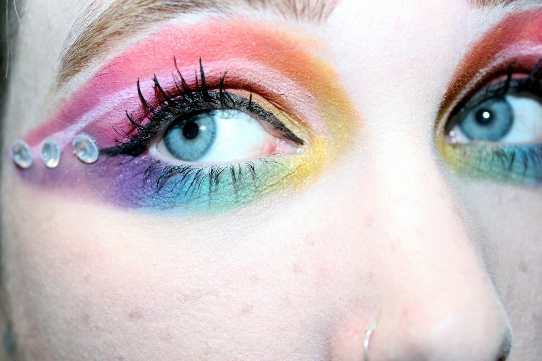 Новые тренды в макияже глаз на 2025 год: что будет в моде