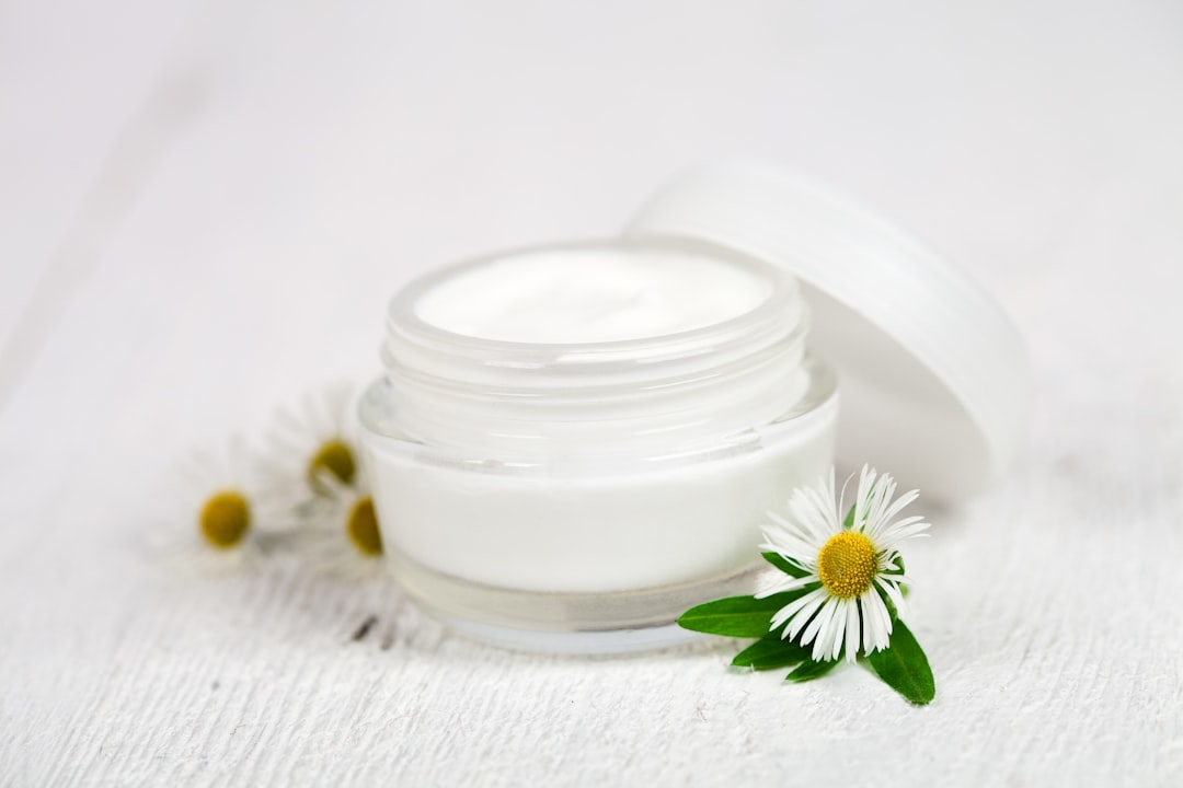 Чем отличается сыворотка от крема: особенности применения и эффекты