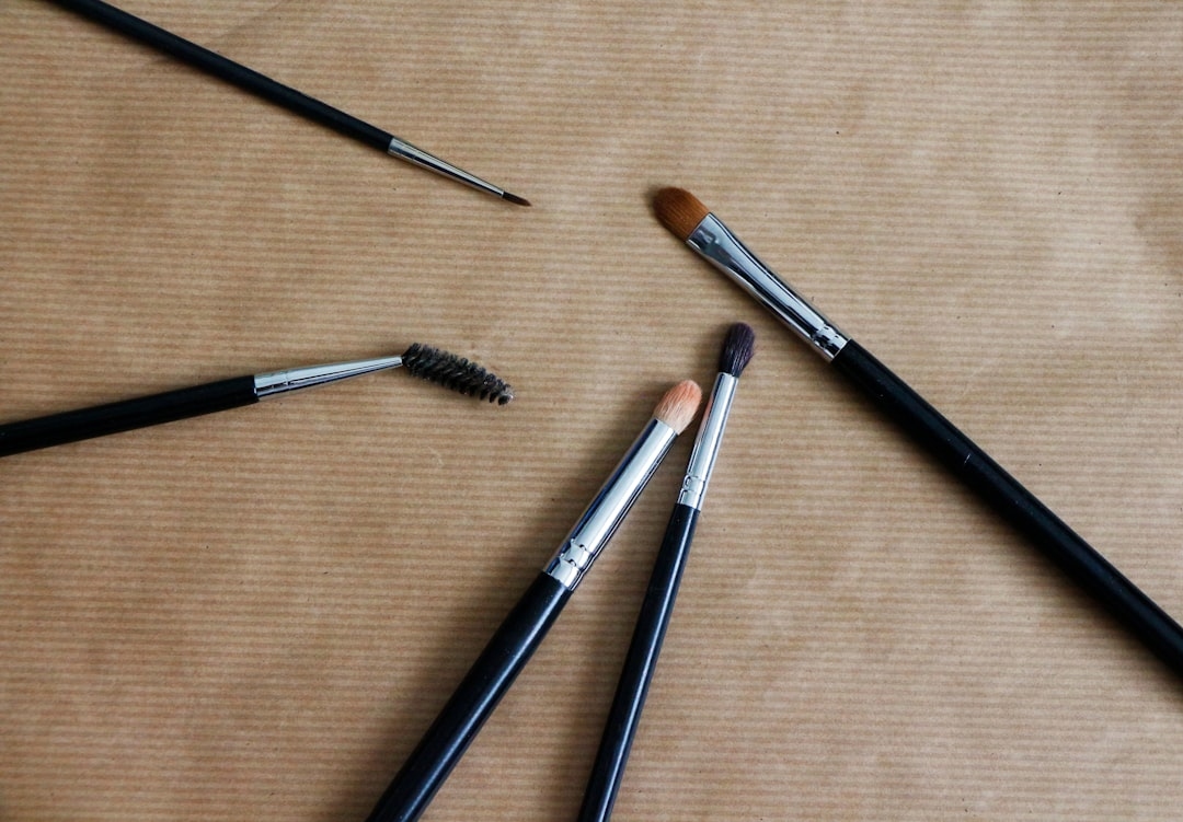 Лайфхаки для быстрого и стойкого макияжа: советы визажистов